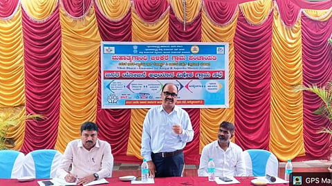 ಹುಣಸೂರು ತಾಲೂಕು ಬಿಳಿಕೆರೆ ಗ್ರಾಮ ಪಂಚಾಯಿತಿ ಕೇಂದ್ರದಲ್ಲಿ ಆಯೋಜಿಸಿದ್ದ ವಿಶೇಷ ಗ್ರಾಮಸಭೆಯಲ್ಲಿ ಇಒ ಕೆ.ಹೊಂಗಯ್ಯ ಮಾತನಾಡಿದರು. ಪಿಡಿಒ ಮಹದೇವಸ್ವಾಮಿ, ಲೋಕೇಶ್, ಶಿವಕುಮಾರ್ ಇತರರಿದ್ದಾರೆ.
