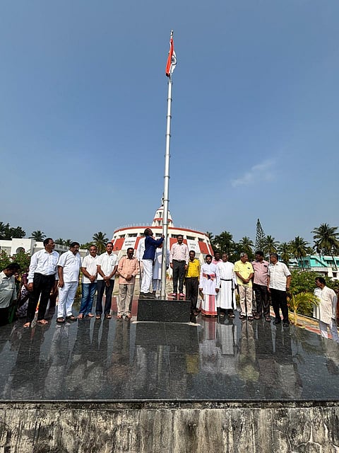 ಮದ್ದೂರಿನ ಶಿವಪುರದ ಧ್ವಜ ಸತ್ಯಾಗ್ರಹ ಸೌಧದಲ್ಲಿ ಆಯೋಜಿಸಿದ್ದ ಮಹಾತ್ಮ ಗಾಂಧೀಜಿ ಮತ್ತು ಲಾಲ್ ಬಹದ್ದೂರ್ ಶಾಸ್ತ್ರೀ ಅವರ ಜನ್ಮದಿನ ಕಾರ್ಯಕ್ರಮದಲ್ಲಿ ತಹಸೀಲ್ದಾರ್ ಶಿವಕುಮಾರ್ ಬಿರಾದರ್ ಧ್ವಜಾರೋಹಣ ನೆರವೇರಿಸಿ ಮಾತನಾಡಿದರು. ಎಂ.ಸ್ವರೂಪ್ಚಂದ್, ಸಿ.ಅಪೂರ್ವಚಂದ್ರ, ಡಿ.ಪಿ.ಸ್ವಾಮಿ, ಡಾ.ಬಿ.ಕೃಷ್ಣ, ಎಲ್.ಚಂದ್ರಶೇಖರ್, ವಿ.ಟಿ.ರವಿಕುಮಾರ್ ಇದ್ದರು.