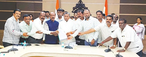 ವಿಜಯಪುರದಲ್ಲಿ ಕರಗ ಭವನ ನಿಮಾರ್ಣಕ್ಕೆ ಸರ್ಕಾರದಿಂದ ಜಾಗ ಮಂಜೂರು ಮಾಡುವಂತೆ ಕೋರಿ ವಿಜಯಪುರ ಟೌನ್ ತಿಗಳ ಸಮುದಾಯದ ಮುಖಂಡರು ಸಚಿವ ಕೆ.ಎಚ್.ಮುನಿಯಪ್ಪ ಅವರನ್ನು ಭೇಟಿ ಮಾಡಿ ಮನವಿ ಸಲ್ಲಿಸಿದರು. ಮುಖಂಡರಾದ ಕರಗ ಭವನ ನಿಮಾರ್ಣದ ಅಧ್ಯಕ್ಷ ಪಾಪರಾಜು, ಧರ್ಮರಾಯಸ್ವಾಮಿ ದೇವಾಲಯದ ಅಧ್ಯಕ್ಷ ಕೆ.ವಿ.ಮುನಿರಾಜು ಇತರರು ಇದ್ದರು.
