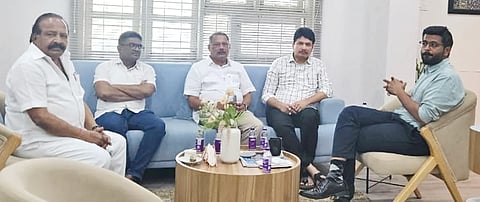 ಬರ ಹಿನ್ನೆಲೆಯಲ್ಲಿ ರೈತರಿಗೆ ಪರಿಹಾರ, ಕುಡಿವ ನೀರಿನ ಸಮಸ್ಯೆ ಇತರ ವಿಷಯಗಳ ಕುರಿತು ವಿಧಾನ ಪರಿಷತ್ ಸದಸ್ಯ ಡಾ.ಬಿ.ಜಿ.ಪಾಟೀಲ್ ಡಿಸಿ ಇಕ್ರಮ್ ಶರೀಫ್ ಜತೆ ಚರ್ಚಿಸಿದರು. ಮಾಜಿ ಶಾಸಕರಾದ ದತ್ತಾತ್ರೇಯ ಪಾಟೀಲ್, ಅಮರನಾಥ ಪಾಟೀಲ್, ಅರುಣ ಶಹಾಪುರ ಇದ್ದರು.