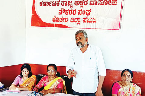 ವಿರಾಜಪೇಟೆಯಲ್ಲಿ ಅಕ್ಷರ ದಾಸೋಹ ನೌಕರರ ತಾಲೂಕು ಸಮ್ಮೇಳನ ಆಯೋಜಿಸಲಾಗಿತ್ತು. ಸಾಬು, ನಳಿನಿ, ಸೀನಾ, ಕುಸುಮಾ, ಪದ್ಮಿನಿ ಇದ್ದರು.