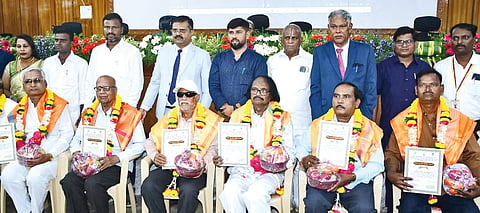 ಕಲಬುರಗಿ ಜಿಪಂ ಹೊಸ ಸಭಾಂಗಣದಲ್ಲಿ ಗುರುವಾರ ನಡೆದ ವಿಶ್ವ ಹಿರಿಯ ನಾಗರಿಕರ ದಿನಾಚರಣೆಯಲ್ಲಿ ವಿವಿಧ ಕ್ಷೇತ್ರದ ಸಾಧಕ ಹಿರಿಯರನ್ನು ಸತ್ಕರಿಸಲಾಯಿತು. ನ್ಯಾಯಾಧೀಶ ಶ್ರೀನಿವಾಸ ನವಲೆ, ಅರುಣಕುಮಾರ ಲೋಯಾ, ಸಾದಿಕ್ ಹುಸೇನ್ ಖಾನ್, ರಾಜೆ ಶಿವಶರಣಪ್ಪ ಇತರರಿದ್ದರು.