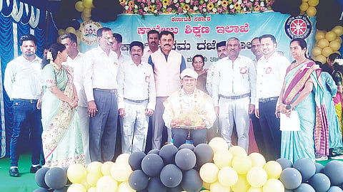 ಮಣಿಗೆರೆಯ ಸರ್ಕಾರಿ ಪ್ರಥಮ ದರ್ಜೆ ಕಾಲೇಜಿನಲ್ಲಿ ಆಯೋಜಿಸಿದ್ದ ಕಾರ್ಯಕ್ರಮದಲ್ಲಿ ಡಾಕ್ಟರೇಟ್ ಪದವಿ ಪಡೆದ ಕಾಲೇಜಿನ ಗ್ರಂಥಪಾಲಕ ಸಿ.ಎಸ್. ಸುರೇಂದ್ರ ಚಂದೂಪುರ ಅವರನ್ನು ಅಭಿನಂಧಿಸಲಾಯಿತು. ಕಾವೇರಿ, ನೀರಜಾಕ್ಷ, ದಾಸೇಗೌಡ, ಮಲ್ಲರಾಜು, ಡಾ.ಎ.ಟಿ.ಶ್ರೀನಿವಾಸಮೂರ್ತಿ ಇತರರಿದ್ದರು.