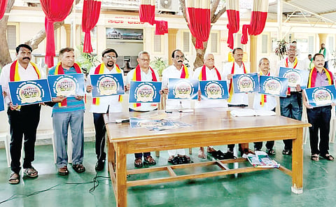ಜಮಖಂಡಿ: ಕನ್ನಡ ಸಾಹಿತ್ಯ ಪರಿಷತ್ ಜಿಲ್ಲಾ ಘಟಕ ಹಾಗೂ ತಾಲೂಕು ಘಟಕ ಆಶ್ರಯದಲ್ಲಿ ಜಮಖಂಡಿ ತಾಲೂಕು 10ನೇ ಕನ್ನಡ ಸಾಹಿತ್ಯ ಸಮ್ಮೇಳನ ಅ.4ರಂದು ನಗರದ ಬಸವ ಭವನದಲ್ಲಿ ಹಮ್ಮಿಕೊಳ್ಳಲಾಗಿದೆ ಎಂದು ಸ್ವಾಗತ ಸಮಿತಿಯ ಅಧ್ಯಕ್ಷ ನಾಡೋಜ ಜಗದೀಶ ಗುಡಗುಂಟಿ ಹೇಳಿದರು.
ನಗರದ ಶಾಸಕರ ಗೃಹ ಕಚೇರಿ ಸಾಕ್ಷಾತ್ಕಾರ ಭವನದಲ್ಲಿ ಗುರುವಾರ ಹಮ್ಮಿಕೊಂಡಿದ್ದ ಸುದ್ದಿಗೋಷ್ಠಿಯಲ್ಲಿ ಸಮ್ಮೇಳನದ ಪ್ರಚಾರ ಸಾಮಗ್ರಿಗಳನ್ನು ಬಿಡುಗಡೆಗೊಳಿಸಿ ಅವರು ಮಾತನಾಡಿದರು.
ಇಂದಿನ ದಿನಮಾನಗಳಲ್ಲಿ ಹಳ್ಳಿಗಳಲ್ಲೂ ಇಂಗ್ಲಿಷ ವ್ಯಾಮೋಹ ಹೆಚ್ಚಾಗುತ್ತಿರುವುದು ಕಳವಳಕಾರಿ ಸಂಗತಿ. ಕರ್ನಾಟಕದಲ್ಲಿ ಶೇ. 98ರಷ್ಟು ಜನರು ಇಲ್ಲೇ ಬದುಕು ಸಾಗಿಸಬೇಕಾಗಿದೆ. ಮಕ್ಕಳಿಗೆ ತಮ್ಮ ಭಾವನೆಗಳನ್ನು ಮುಕ್ತವಾಗಿ ಹಂಚಿಕೊಳ್ಳಲು ಮತ್ತು ಬುದ್ಧಿಮತ್ತೆಯ ವಿಕಾಸಕ್ಕೆ ಮಾತೃಭಾಷೆಯೇ ಶ್ರೇಷ್ಠ. ರಾಜ್ಯದ ಪ್ರತಿಯೊಬ್ಬರೂ 1ರಿಂದ 6ನೇ ತರಗತಿಯವರೆಗೆ ಕಡ್ಡಾಯವಾಗಿ ಕನ್ನಡ ಮಾಧ್ಯಮದಲ್ಲೇ ಕಲಿಯಬೇಕು. ಈ ನಿಟ್ಟಿನಲ್ಲಿ ಸರ್ಕಾರ ನಿಯಮ ರೂಪಿಸಬೇಕು. ಕನ್ನಡವನ್ನು ಉಳಿಸಿ ಬೆಳೆಸುವುದು ಪ್ರತಿಯೊಬ್ಬರ ಕರ್ತವ್ಯ ಎಂದರು.
ಅ. 4ರಂದು ಬೆಳಗ್ಗೆ 7 ಗಂಟೆಗೆ ಧ್ವಜಾರೋಹಣದೊಂದಿಗೆ ಸಮ್ಮೇಳನಕ್ಕೆ ಚಾಲನೆ ದೊರೆಯಲಿದೆ. ನಂತರ ಭವ್ಯ ಮೆರವಣಿಗೆ, ಸಮ್ಮೇಳನ ಉದ್ಘಾಟನೆ, ಮಹಿಳಾ ಹಾಗೂ ದಲಿತ ಸಾಹಿತ್ಯ ಗೋಷ್ಠಿ, ಕವಿಗೋಷ್ಠಿ, ವಿಶೇಷ ಉಪನ್ಯಾಸ, ಸಮ್ಮೇಳನಾಧ್ಯಕ್ಷರೊಂದಿಗೆ ಸಂವಾದ ಹಾಗೂ ಸಮಾರೋಪ ಸಮಾರಂಭ ಜರುಗಲಿವೆ. ಸಂಜೆ ವಿವಿಧ ಸಾಂಸ್ಕೃತಿಕ ಕಾರ್ಯಕ್ರಮಗಳು ಪ್ರದರ್ಶನಗೊಳ್ಳಲಿವೆ ಎಂದು ತಿಳಿಸಿದರು.
ಕಸಾಪ ಜಿಲ್ಲಾಧ್ಯಕ್ಷ ಶಿವಾನಂದ ಶೆಲ್ಲಿಕೇರಿ ಮಾತನಾಡಿ, ಕನ್ನಡ ಭಾಷೆ ಮತ್ತು ಸಾಹಿತ್ಯ ಪ್ರಸಾರಕ್ಕಾಗಿ ಕಸಾಪ ನಿರಂತರವಾಗಿ ಶ್ರಮಿಸುತ್ತಿದೆ. ಈ ಐತಿಹಾಸಿಕ 10ನೇ ಸಮ್ಮೇಳನದ ಸವಿನೆನಪಿಗಾಗಿ, ಈವರೆಗೆ ಜರುಗಿದ ಎಲ್ಲಾ ಸಮ್ಮೇಳನಾಧ್ಯಕ್ಷರ ಭಾಷಣಗಳನ್ನು ಒಳಗೊಂಡ ಜಮಖಂಡಿ ಸಿರಿ ಎಂಬ ವಿಶೇಷ ಕೃತಿ ಸಮ್ಮೇಳನದಲ್ಲಿ ಲೋಕಾರ್ಪಣೆಗೊಳ್ಳಲಿದೆ ಎಂದರು.
ಕಸಾಪ ತಾಲೂಕು ಅಧ್ಯಕ್ಷ ಸಂತೋಷ ತಳಕೇರಿ ಮಾತನಾಡಿ, ಕನ್ನಡ ಭಾಷೆ, ಸಾಹಿತ್ಯ ಮತ್ತು ಸಂಸ್ಕೃತಿಯ ಕಂಪು ಪಸರಿಸುವ ಸಮ್ಮೇಳನಕ್ಕೆ ಸಾಹಿತ್ಯಾಸಕ್ತರು, ಎಲ್ಲ ಸಂಘ-ಸಂಸ್ಥೆಗಳು ಮತ್ತು ಸಾರ್ವಜನಿಕರು ಹೆಚ್ಚಿನ ಸಂಖ್ಯೆಯಲ್ಲಿ ಭಾಗವಹಿಸಿ ಯಶಸ್ವಿಗೊಳಿಸಬೇಕು ಎಂದು ಮನವಿ ಮಾಡಿದರು.
ಕಾರ್ಯಾಧ್ಯಕ್ಷ ಶಿವಾನಂದ ಪಾಟೀಲ ಮಾತನಾಡಿ, ಇಂದಿನ ಯುವಪೀಳಿಗೆ ಮೊಬೈಲ್ ಮತ್ತು ಅನ್ಯಭಾಷಾ ವ್ಯಾಮೋಹದಿಂದ ದೂರವಾಗಿ, ಕನ್ನಡ ಸಾಹಿತ್ಯದಲ್ಲಿರುವ ಮಾನವೀಯ ಹಾಗೂ ನೈತಿಕ ಮೌಲ್ಯಗಳನ್ನು ಅಳವಡಿಸಿಕೊಳ್ಳಬೇಕು ಎಂದರು.
ಮುಖಂಡರಾದ ನಾಗಪ್ಪ ಸನದಿ, ಬಸವರಾಜ ಕಡ್ಡಿ, ಡಾ.ಟಿ.ಪಿ.ಗಿರಡ್ಡಿ, ರುದ್ರಗೌಡ ಪಾಟೀಲ, ಬಿ.ಎನ್.ಅಸ್ಕಿ, ಕಾನಿಪ ಸಂಘದ ತಾಲೂಕು ಘಟಕದ ಅಧ್ಯಕ್ಷ ಲಕ್ಷ್ಮೀಕಾಂತ ದುದಗಿ, ಮಲ್ಲೇಶ ಆಳಗಿ, ನರಸಿಂಹ ಕಲ್ಲೊಳ್ಳಿ, ಪ್ರಭು ಹಿಡಕಲ್, ಉಮೇಶ ಸಿದರಡ್ಡಿ ಇದ್ದರು.
