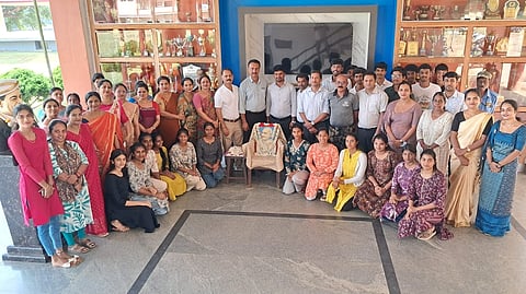 ಗಾಂಧೀಜಿ ಆದರ್ಶಗಳನ್ನು ಪಾಲನೆ ಮಾಡಬೇಕು
