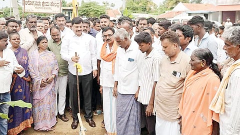 ದಳವಾಯಿ ಕೋಡಿಹಳ್ಳಿ ಗ್ರಾಮದಲ್ಲಿ ಕಾಂಕ್ರೀಟ್ ರಸ್ತೆ ಮತ್ತು ಚರಂಡಿ ನಿರ್ಮಾಣ ಕಾಮಗಾರಿಗೆ ಕೃಷಿ ಸಚಿವ ಪಿ.ಎಂ.ನರೇಂದ್ರಸ್ವಾಮಿ ಭೂಮಿಪೂಜೆ ನೆರವೇರಿಸಿದರು. ಬಾಬುಕೃಷ್ಣ ದೇವ್, ಪ್ರಶಾಂತ್, ಶಿವಕುಮಾರ್, ಕುಂತೂರು ಗೋಪಾಲ್, ಚಂದ್ರಕುಮಾರ್, ಹುಸ್ಕೂರು ಕೃಷ್ಣಮೂರ್ತಿ ಇತರರಿದ್ದರು.