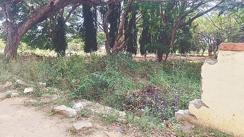ಗವಿಠದ ವಸತಿ ಶಾಲೆಯಲ್ಲಿ ತೆರವುಗೊಳಿಸಿರುವ ಹಳೆಯ ಕಾಂಪೌಂಡ್