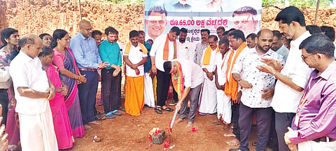 ನಾಲ್ಕೂರಿನಲ್ಲಿ ಆರೋಗ್ಯ ಮತ್ತು ಕ್ಷೇಮಕೇಂದ್ರ ಮತ್ತು ಶಿಲಾನ್ಯಾಸವನ್ನು ಸಂಸದ ಕ್ಯಾ.ಬ್ರಿಜೇಶ್ ಚೌಟ ನೆರವೇರಿಸಿದರು. ಶಾಸಕ ಹರೀಶ್ ಪೂಂಜ, ಮುಖಂಡರಾದ ಸದಾನಂದ ಪೂಜಾರಿ, ಸಂತೋಷ್ ಕುಮಾರ್ ಮೊದಲಾದವರು ಉಪಸ್ಥಿತರಿದ್ದರು.