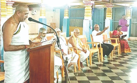 ಶೃಂಗೇರಿ ಶ್ರೀ ಶಾರದಾ ಮಠದಲ್ಲಿ ಶರನ್ನವರಾತ್ರಿ ಉತ್ಸವದ ಪೂರ್ವಭಾವಿ ಸಭೆಯಲ್ಲಿ ಮಠದ ಆಡಳಿತಾಧಿಕಾರಿ ಪಿ.ಎ.ಮುರಳಿ ಮಾತನಾಡಿದರು. ಎ.ಎಸ್.ನಯನ, ಉಮೇಶ್ ಪೊದುವಾಳ್, ಸುಮಂಗಲಿ ಆನಂದಸ್ವಾಮಿ ಇತರರಿದ್ದರು.