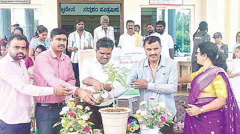 ಅಂತರವಳ್ಳಿ ಬಳಿಯಿರುವ ಮುರಾರ್ಜಿ ದೇಸಾಯಿ ವಸತಿ ಶಾಲೆಯಲ್ಲಿ ಆಯೋಜಿಸಿದ್ದ ಕಾರ್ಯಕ್ರಮವನ್ನು ಎಚ್.ಜಿ.ಶ್ರೀನಿವಾಸ್ ಉದ್ಘಾಟಿಸಿದರು.