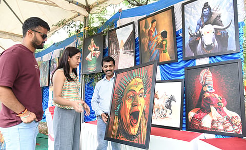 ಮೈಸೂರಿನ ಮಾನಸಗಂಗೋತ್ರಿಯಲ್ಲಿ ಆಯೋಜಿಸಿದ್ದ ದಸರಾ ಚಿತ್ರಸಂತೆ ಗಮನ ಸೆಳೆಯಿತು.