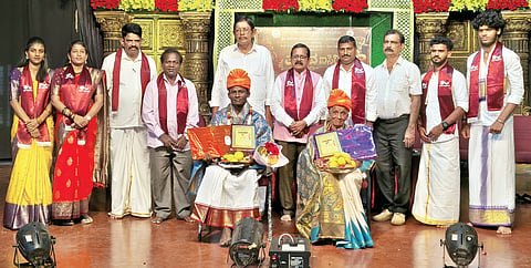 ಧವಲಾ ಕಾಲೇಜಿನಲ್ಲಿ ನಡೆದ ತುಳುವ ಐಸಿರಿ-2026 ಕಾರ್ಯಕ್ರಮದಲ್ಲಿ ನಾಟಿ ವೈದ್ಯೆ ಶಾಂತಾ ಇಂದು ನಾಯ್ಕ, ದೈವ ನರ್ತಕ ಕರಿಯ ನಲ್ಕೆ ಅವರನ್ನು ಸನ್ಮಾನಿಸಲಾಯಿತು. ಉಡುಪಿ ಶಿವರಾಮ ಕಾರಂತ ಟ್ರಸ್ಟ್ ಅಧ್ಯಕ್ಷ ಗಣನಾಥ ಎಕ್ಕಾರ್, ಡಿಜೆವಿವಿ ಸಂಘದ ಸಂಚಾಲಕ ಕೆ.ಹೇಮರಾಜ್ ಇದ್ದರು.