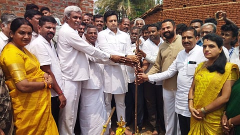 ಶುದ್ಧ ಕುಡಿಯುವ ನೀರು ಘಟಕ ಕಾಮಗಾರಿಗೆ ಸಂಸದ ಯದುವೀರ್ ಕೃಷ್ಣದತ್ತ ಚಾಮರಾಜ ಒಡೆಯರ್ ಚಾಲನೆ ನೀಡಿದರು. ರಾಜೇಂದ್ರ, ಸತೀಶ್, ರಾಜೇಗೌಡ, ಅರೇನಹಳ್ಳಿ ಪರಮೇಶ್, ಲೋಕಪಾಲಯ್ಯ ಇತರರಿದ್ದರು.