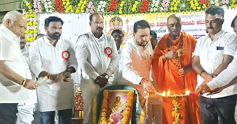 ಹುಮನಾಬಾದ್ ತಾಲೂಕಿನ ಹಳ್ಳಿಖೇಡ (ಬಿ)ದಲ್ಲಿ ವಿಶ್ವಕರ್ಮ ಸಮಾಜದಿಂದ ಮಂಗಳವಾರ ಆಯೋಜಿಸಿದ್ದ ವಿಶ್ವಕರ್ಮ ಜಯಂತಿ ಕಾರ್ಯಕ್ರಮವನ್ನು ಮಾಜಿ ಸಚಿವ ರಾಜಶೇಖರ ಪಾಟೀಲ್ ಉದ್ಘಾಟಿಸಿದರು. ಶ್ರೀ ಶ್ರೀನಿವಾಸ ಸ್ವಾಮೀಜಿ, ಮನೋಹರ ವಿಶ್ವಕರ್ಮ, ಕೇಶವರಾವ ತಳಘಟ್ಕರ್, ಲಕ್ಷ$್ಮಣರಾವ ಬುಳ್ಳಾ, ಮಾಂತಯ್ಯ ತೀರ್ಥಾ, ಸಂತೋಷ ಪಾಟೀಲ್, ನಾಗರಾಜ ಹಿಬಾರೆ, ಮಲ್ಲಿಕಾರ್ಜುನ ಪ್ರಭಾ, ರಾಘವೇಂದ್ರ ಪಂಚಾಳ ಇತರರಿದ್ದರು.