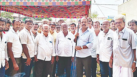 ಬಿದರಹಳ್ಳಿ ಗ್ರಾಮದಲ್ಲಿ ಆಯುಷ್ಮಾನ್ ಆರೋಗ್ಯ ಕೇಂದ್ರದ ಕಟ್ಟಡ ಕಾಮಗಾರಿಗೆ ಶಾಸಕ ಕೆ.ಎಂ.ಉದಯ್ ಭೂಮಿಪೂಜೆ ನೆರವೇರಿಸಿದರು. ಎ.ಎಸ್.ರಾಜೀವ್, ಬಿ.ಬಸವರಾಜು, ರವಿಶಂಕರ್, ಹರ್ಷ, ಕೆಂಚೇಗೌಡ, ಬೊಮ್ಮೇಗೌಡ ಇತರರಿದ್ದರು.