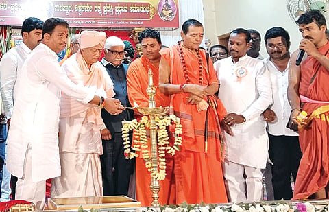 ಸಿಂದಗಿ ನಗರದ ಅನುಗ್ರಹ ಕಲ್ಯಾಣ ಮಂಟಪದಲ್ಲಿ ಹಮ್ಮಿಕೊಂಡಿದ್ದ ವಿಶ್ವಕರ್ಮ ಸಮ್ಮೇಳನ-ಪ್ರತಿಭಾ ಪುರಸ್ಕಾರ ಕಾರ್ಯಕ್ರಮವನ್ನು ಶಾಸಕ ಅಶೋಕ ಮನಗೂಳಿ ಉದ್ಘಾಟಿಸಿದರು. ಡಾ.ಪ್ರಭುಸಾರಂಗದೇವ ಶಿವಾಚಾರ್ಯರು, ಮಾಜಿ ಶಾಸಕ ರಮೇಶ ಭೂಸನೂರ, ರಾಮಚಂದ್ರ ಮಹಾಸ್ವಾಮಿಗಳು, ಕಾಳಹಸ್ತೇಂದ್ರ ಮಹಾಸ್ವಾಮಿಗಳು ಮತ್ತಿತರರಿದ್ದರು.