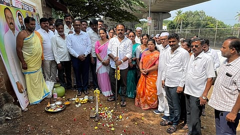 ಮದ್ದೂರು ನಗರದ ತಾಲೂಕು ಕಚೇರಿ ಬಳಿ ನೂತನವಾಗಿ 1.7 ಕೋಟಿ ರೂ. ವೆಚ್ಚದಲ್ಲಿ ನಿರ್ಮಿಸಲಾಗುತ್ತಿರುವ ತಾಲೂಕು ಪಂಚಾಯಿತಿಯ ಅಂಗಡಿ-ಮಳಿಗೆಗಳ ಕಟ್ಟಡ ಕಾಮಗಾರಿಗೆ ಶಾಸಕ ಕೆ.ಎಂ.ಉದಯ್ ಭೂಮಿಪೂಜೆ ನೆರವೇರಿಸಿದರು. ಶಂಕರೇಗೌಡ, ಅಮೂಲ್ಯಾ, ಮರಿದೇವರು, ರಾಘವ್, ಪ್ರಸನ್ನಕುಮಾರ್, ಸಿದ್ದರಾಜು, ರಾಮಲಿಂಗಯ್ಯ ಇದ್ದರು.