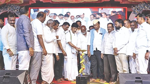 ಮಹಾಲಿಂಗಪುರ: ಕಿರುತೆರೆ ಕಲಾವಿದರು ವಿಭಿನ್ನ ಪಾತ್ರಗಳ ಮೂಲಕ ಜನಮನ ಗೆಲ್ಲುವುದರ ಜತೆಗೆ ಸಾಮಾಜಿಕ ಸಂದೇಶಗಳನ್ನು ಜನರಿಗೆ ತಲುಪಿಸುವ ಕಾರ್ಯ ಮಾಡುತ್ತಿದ್ದಾರೆ ಎಂದು ಕಿರುತೆರೆ ಮತ್ತು ಚಲನಚಿತ್ರ ನಿರ್ಮಾಪಕ ಶ್ರೀಶೈಲ ಭಜಂತ್ರಿ ಹೇಳಿದರು.
ನಗರದಲ್ಲಿ ಶ್ರೀ ಗುರು ಮಹಾಲಿಂಗೇಶ್ವರ ಜಾತ್ರೋತ್ಸವದ ಅಂಗವಾಗಿ ಮಂಗಳವಾರ ಆಯೋಜಿಸಿದ್ದ ಕಿರುತೆರೆ ಕಲಾವಿದರ ಹಾಸ್ಯ ಸಂಜೆ ಹಾಗೂ ಸಂಗೀತ ರಸಮಂಜರಿ ಕಾರ್ಯಕ್ರಮದಲ್ಲಿ ಮಾತನಾಡಿದ ಅವರು, ಕಲೆಯ ಮೇಲಿನ ಪರಿಶ್ರಮ, ಶಿಸ್ತು ಮತ್ತು ಬದ್ಧತೆ ಯುವ ಪ್ರತಿಭೆಗಳಿಗೆ ಪ್ರೇರಣೆಯಾಗಿದ್ದು, ಗ್ರಾಮೀಣ ಭಾಗದ ಕಲಾವಿದರಿಗೂ ಸೂಕ್ತ ವೇದಿಕೆ ದೊರೆಯುತ್ತಿರುವುದು ಸಂತಸದ ಸಂಗತಿ ಎಂದರು.
ಸಂಜೆ 7ರಿಂದ ಮಧ್ಯರಾತ್ರಿ 1.30ರವರೆಗೆ ನಡೆದ ಕಾರ್ಯಕ್ರಮದಲ್ಲಿ ಕಲಾವಿದರು ಹಾಸ್ಯ, ಗಾಯನ, ನತ್ಯ ಹಾಗೂ ಅಭಿನಯದ ಮೂಲಕ ಪ್ರೇಕ್ಷಕರನ್ನು ರಂಜಿಸಿದರು.
ಕಲಾವಿದರಾದ ಅಶ್ಮಿತ ಮಂಗಳೂರು, ದಾನಪ್ಪ ಮೂಡಲಗಿ, ಅಪ್ಪಣ್ಣ, ಕಸ್ತೂರಿ, ಐರಾ ಉಡುಪಿ, ಜ್ಯೂನಿಯರ್ ರಾಜಕುಮಾರ್, ಜ್ಯೂನಿಯರ್ ಪುನೀತ್ ರಾಜಕುಮಾರ್, ದೀಪಿಕಾ ಮಹಾನಟಿ ಹಾಗೂ ಡಿಕೆಡಿ ವಿಜಯಸಿಂಗ್ ತಂಡದವರು ವಿವಿಧ ಕಲಾ ಪ್ರಕಾರಗಳ ಮೂಲಕ ಗಮನ ಸೆಳೆದರು. ಹಾಸ್ಯ ಪ್ರಸಂಗಗಳು, ಸಂಗೀತ ಹಾಗೂ ಮನಮೋಹಕ ನತ್ಯಕ್ಕೆ ಪ್ರೇಕ್ಷಕರಿಂದ ಭರ್ಜರಿ ಪ್ರತಿಕ್ರಿಯೆ ವ್ಯಕ್ತವಾಯಿತು.
ಶ್ರೀಶೈಲ ಭಜಂತ್ರಿ, ಎಂಜಿನಿಯರ್ ಹುಚ್ಚೇಶ ವಡ್ಡರ, ಸಿ.ಎಂ. ಹೊಸೂರ, ರಮೇಶ ಕೆಸರಗೊಪ್ಪ ಸೇರಿ ವಿವಿಧ ಕ್ಷೇತ್ರಗಳಲ್ಲಿ ಸೇವೆ ಸಲ್ಲಿಸಿದವರನ್ನು ಸನ್ಮಾನಿಸಲಾಯಿತು.
ಮಹಾಲಿಂಗೇಶ್ವರ ಮಠದ ಆಡಳಿತಾಧಿಕಾರಿ ಈಶ್ವರ ಮಠದ ಸಾನ್ನಿಧ್ಯ ವಹಿಸಿದ್ದರು. ಜಾತ್ರಾ ಸಮಿತಿ ಅಧ್ಯಕ್ಷ ರವಿಗೌಡ ಪಾಟೀಲ, ಉಪಾಧ್ಯಕ್ಷ ಬಸವರಾಜ ಪಾಶ್ಚಾಪೂರ, ಲಕ್ಷ್ಮಣಗೌಡ ಪಾಟೀಲ, ಯಲ್ಲನಗೌಡ ಪಾಟೀಲ, ಕೃಷ್ಣಗೌಡ ಪಾಟೀಲ, ಸಿದ್ದುಗೌಡ ಪಾಟೀಲ, ವಿಜುಗೌಡ ಪಾಟೀಲ, ಸುನಿಲಗೌಡ ಪಾಟೀಲ, ಶಂಕರಗೌಡ ಪಾಟೀಲ, ಮಹಾಲಿಂಗಪ್ಪ ತಟ್ಟಿಮನಿ, ವಿಠ್ಠಲ ಹಲಗಣಿ, ಮಹಾಂತೇಶ ಚಿಂಚಲಿ ಮತ್ತಿತರರು ಉಪಸ್ಥಿತರಿದ್ದರು.
ಸುಪ್ರೀತಾ ವಜ್ರಮಟ್ಟಿ, ಕಾವ್ಯ ಮಾಳಿ ಪ್ರಾರ್ಥಿಸಿದರು. ನಾರನಗೌಡ ಉತ್ತಂಗಿ ನಿರೂಪಿಸಿದರು.