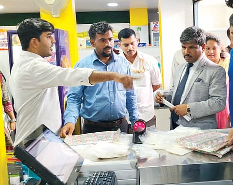 ಯಾದಗಿರಿ ನಗರದ ಅಂಗಡಿಗಳಿಗೆ ಭೇಟಿ ನೀಡಿದ ಜಿಲ್ಲಾ ಕಾನೂನು ಸೇವೆಗಳ ಪ್ರಾಧಿಕಾರದ ಸದಸ್ಯ ಕಾರ್ಯದರ್ಶಿಗಳೂ ಆದ ಹಿರಿಯ ಸಿವಿಲ್ ನ್ಯಾಯಾಧಿಶ ಮರಿಯಪ್ಪ ಅವರು ಪ್ಲಾಸ್ಟಿಕ್ ಬಳಕೆ ಪರಿಶೀಲಿಸಿದರು.