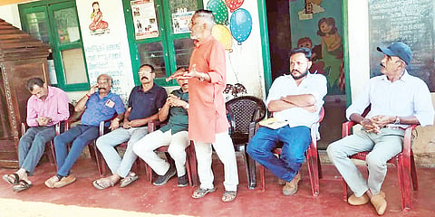 ಬೆಟ್ಟಗೇರಿ ಗ್ರಾಮ ಪಂಚಾಯಿತಿಗೆ ಒಳಪಡುವ ಬಕ್ಕದಲ್ಲಿ ಸಮುದಾಯ ಭವನ ನಿರ್ಮಾಣ ಸ್ಥಳ ಪರಿಶೀಲನೆ ಕಾರ್ಯಕ್ರಮದಲ್ಲಿದ್ದ ಗಣ್ಯರು.
