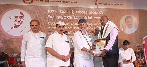 ಬೆಂಗಳೂರಿನ ಗಾಂಧಿ ಸ್ಮಾರಕ ಭವನದಲ್ಲಿ ಶುಕ್ರವಾರ ಆಯೋಜಿಸಿದ್ದ ಕಾರ್ಯಕ್ರಮದಲ್ಲಿ ತಾಲೂಕಿನ ಬಾಬುರಾಯನಕೊಪ್ಪಲು ಗ್ರಾಮದ ಡಾ. ರಾಘವೇಂದ್ರ ಅವರಿಗೆ ಸಿಎಂ ಡಿ.ಕೆ ಶಿವಕುಮಾರ್ ಅವರಿಂದ ರಾಜ್ಯಮಟ್ಟದ ಪ್ರತಿಷ್ಠಿತ ಎನ್ಎಸ್ಎಸ್ ಸೇವಾ ಪ್ರಶಸಿಯನ್ನು ನೀಡಿ ಗೌರವಿಸಲಾಯಿತು. ಡಾ. ವೂಡೇ ಪಿ.ಕೃಷ್ಣ, ಎಚ್.ಕೆ.ಪಾಟೀಲ್, ಜಿ.ಎಸ್.ಪಾಟೀಲ್, ರಿಜ್ವಾನ್ ಅರ್ಷದ್ ಇತರರಿದ್ದರು.