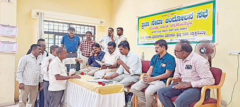 ಚನ್ನರಾಯಪಟ್ಟಣ ತಾಲೂಕು ಆಡಳಿತದಿಂದ ಆಯೋಜಿಸಿದ್ದ ಪ್ರಜಾಸೇವಾ ಆಂದೋಲನ ಸಭೆಯಲ್ಲಿ ಶಾಸಕ ಸಿ.ಎನ್.ಬಾಲಕೃಷ್ಣ ಅಹವಾಲುಗಳನ್ನು ಸ್ವೀಕರಿಸಿ ಸಮಸ್ಯೆ ಆಲಿಸಿದರು. ಜಿ.ಎಸ್. ಶಂಕರಪ್ಪ, ಜಿ.ಆರ್.ಹರೀಶ್, ಲೋಕೇಶ್, ಷಡಕ್ಷರಿ ಸೇರಿದಂತೆ ವಿವಿಧ ಇಲಾಖೆಯ ಅಧಿಕಾರಿಗಳು ಇದ್ದರು.