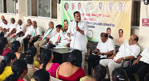 ದ.ಕ. ಜಿಲ್ಲಾ ಕಾಂಗ್ರೆಸ್ ಸಮಿತಿ ಸಾಮಾನ್ಯ ಸಭೆಯಲ್ಲಿ ಸಚಿವ ಯು.ಟಿ.ಖಾದರ್ ಮಾತನಾಡಿದರು. ಡಾ.ಮಂಜುನಾಥ ಭಂಡಾರಿ, ಐವನ್ ಡಿಸೋಜ, ಜೆ.ಆರ್.ಲೋಬೊ, ಕೆ.ಹರೀಶ್ ಕುಮಾರ್ ಮೊದಲಾದವರಿದ್ದರು.