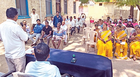 ಕಲಾದಗಿಯ ಗ್ರಾ.ಪಂ. ನಲ್ಲಿ ನಡೆದ ಗ್ರಾಮ ಸಭೆಯಲ್ಲಿ ಸಮಸ್ಯೆಗಳನ್ನು ಹೇಳುತ್ತಿರುವ ಗ್ರಾಮಸ್ಥರು. ಗ್ರಾಪಂ ಆಡಳಿತಾಽಕಾರಿ ಬಸವರಾಜ ಪಿರಗಣ್ಣವರ, ಉಸ್ಮಾನಸಾಬ ರೋಣ, ಆನಂದ ವಾಘ, ಅಖ್ತರ ರೋಣ, ಸುಭಾಷ ದುರ್ವೆ, ಆರೀಫ್ ಮಾಲ್ದಾರ ಸೇರಿ ಅಂಗನವಾಡಿ ಕಾರ್ಯಕರ್ತೆಯರು ಇದ್ದರು.