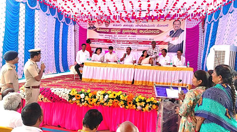 ಕಡೂರು ತಾಲೂಕಿನ ಚಿಕ್ಕಬಳ್ಳೇಕೆರೆ ಗ್ರಾಮದಲ್ಲಿ ನಡೆದ ಪ್ರಜಾಸೇವಾ ಆಂದೋಲನದಲ್ಲಿ ಶಾಸಕ ಕೆ.ಎಸ್.ಆನಂದ್ ಮಾತನಾಡಿದರು. ಪಿಎಸ್ಐ ಶ್ರೀಧರ್ನಾಯ್ಕ, ಸಿ.ಎಸ್.ಪೂರ್ಣಿಮಾ, ಸಿ.ಆರ್.ಪ್ರವೀಣ್, ಸಂದೀಪ್ ಇತರರಿದ್ದರು.