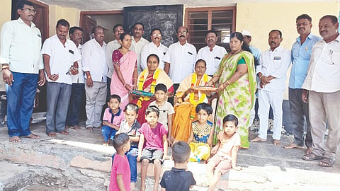 ಬಬಲೇಶ್ವರದಲ್ಲಿ ಬಿಜೆಪಿಯ ಸೇವಾ ಸಂಕಲ್ಪ ಅಭಿಯಾನದ ಹಿನ್ನೆಲೆ ಅಂಗನವಾಡಿ ಕಾರ್ಯಕರ್ತರನ್ನು ಸನ್ಮಾನಿಸಿ ಗೌರವಿಸಲಾಯಿತು. ಜಿಲ್ಲಾ ಪಂಚಾಯಿತಿ ಮಾಜಿ ಅಧ್ಯಕ್ಷ ಉಮೇಶ ಕೋಳಕೂರ, ಮುಖಂಡರಾದ ಮಲ್ಲು ಕನ್ನೂರ, ಬಸವರಾಜ ಕುರುವಿನಶೆಟ್ಟಿ ಇತರರಿದ್ದಾರೆ.