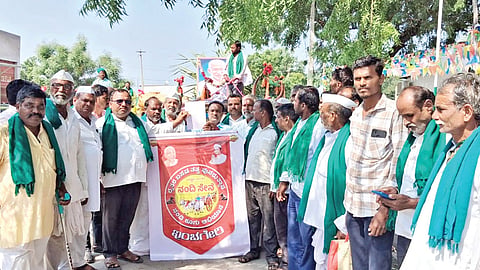 ಜೋಡೆತ್ತಿನ ಕೃಷಿಕರಿಂದ ಒಕ್ಕಲುತನ ಉಳಿಯಲು ಸಾಧ್ಯ Agriculture can be sustained by farmers who use a pair of bullocks.