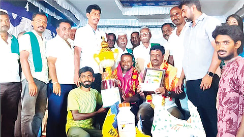 ಪಾಂಡವಪುರ ತಾಲೂಕಿನ ಕ್ಯಾತನಹಳ್ಳಿಯಲ್ಲಿ ಆಯೋಜಿಸಿದ್ದ ಹಾಲು ಕರೆಯುವ ಸ್ಪರ್ಧೆಯಲ್ಲಿ ವಿಜೇತರಾದದವರಿಗೆ ಬಹುಮಾನ ವಿತರಿಸಲಾಯಿತು. ಎ.ಎಲ್.ಕೆಂಪೂಗೌಡ, ವೈ.ಪಿ.ಮಂಜುನಾಥ್, ಕೆ.ಟಿ.ಗೋವಿಂದೇಗೌಡ, ಕೆ.ಕೆ.ಗೌಡೇಗೌಡ, ಚಿಕ್ಕಾಡೆ ಹರೀಶ್, ಕೆ.ಎನ್.ವಿಜಯಕುಮಾರ್ ಇತರರಿದ್ದರು.