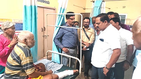 ಕಡೂರು ಸಾರ್ವಜನಿಕ ಆಸ್ಪತ್ರೆಯಲ್ಲಿ ರೋಗಿಯಿಂದ ಶಾಸಕ ಕೆ.ಎಸ್.ಆನಂದ್ ಮಾಹಿತಿ ಪಡೆದರು. ಡಾ. ಎಚ್.ಕೆ.ಮಂಜುನಾಥ್, ಡಾ. ವೀರಪ್ರಸಾದ್, ಮೋಹನ್ಕುಮಾರ್ ಮತ್ತಿತರರಿದ್ದರು.