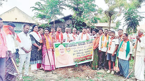 ಸಾದೊಳಲು ಗ್ರಾಮದ ಸರ್ಕಾರಿ ಪ್ರಾಥಮಿಕ ಆರೋಗ್ಯ ಕೇಂದ್ರದ ಆವರಣದಲ್ಲಿ ಆಯೋಜಿಸಿದ್ದ ಸೇವಾ ಸಂಕಲ್ಪ ಅಭಿಯಾನಕ್ಕೆ ಮನ್ಮುಲ್ ನಿರ್ದೇಶಕ ಎಸ್.ಪಿ.ಸ್ವಾಮಿ ಚಾಲನೆ ನೀಡಿದರು. ಸಿ.ಕೆ.ಸತೀಶ್, ಎಂ.ಸಿ.ಸಿದ್ದು, ಶ್ವೇತಾ, ಸೌಮ್ಯ, ಮಮತಾರಾಂಖ, ತ್ರಿವೇಣಿ ಇದ್ದರು.