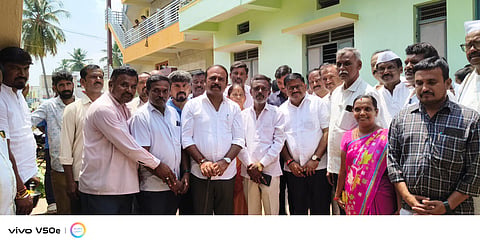 ಕೆ.ಎಂ.ದೊಡ್ಡಿ ಸಮೀಪದ ಮೆಳ್ಳಹಳ್ಳಿ ಗ್ರಾಮದ ಐದನೇ ನಂಬರ್ ಗರೀಬಿ ಕಾಲನಿಯಲ್ಲಿ ಸಿಸಿ ರಸ್ತೆ ಹಾಗೂ ಚರಂಡಿ ಕಾಮಗಾರಿಗೆ ಮತ್ತು ಮನ್ಮುಲ್ ವತಿಯಿಂದ ನಿರ್ಮಿಸಲಾಗುತ್ತಿರುವ ಶುದ್ಧ ಕುಡಿಯುವ ನೀರಿನ ಘಟಕಕ್ಕೆ ಶಾಸಕ ಕೆ.ಎಂ.ಉದಯ್ ಭೂಮಿಪೂಜೆ ನೆರವೇರಿಸಿದರು. ಹರೀಶ್ಬಾಬು, ಎ.ಎಸ್.ರಾಜೀವ್, ಮಂಜೇಶ್, ಸಂದರ್ಶ, ರಾಘು, ಅಮೀನ್ ಶಿವಲಿಂಗಯ್ಯ ಇತರರಿದ್ದರು.