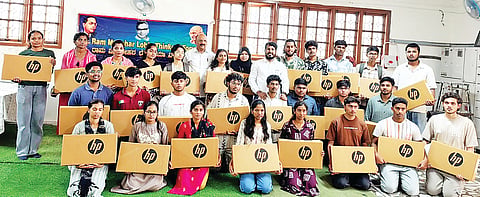 ಬೆಂಗಳೂರಿನಲ್ಲಿ ವಿಧಾನ ಪರಿಷತ್ ಸದಸ್ಯರಾದ ಮಳವಳ್ಳಿ ಶಿವಣ್ಣ ಬಡ ಹಾಗೂ ಪ್ರತಿಭಾವಂತ ವಿದ್ಯಾರ್ಥಿಗಳಿಗೆ ಲ್ಯಾಪ್ ಟಾಪ್ ವಿತರಿಸಿದರು.