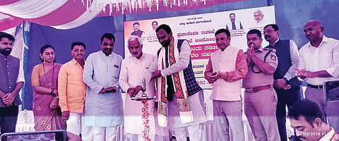 ಬೀಳಗಿ ತಹಸೀಲ್ದಾರ್ ಕಚೇರಿ ಆವರಣದಲ್ಲಿ ಹಮ್ಮಿಕೊಂಡಿದ್ದ ಪ್ರಜಾಸೇವಾ ಅಂದೋಲನ ಕಾರ್ಯಕ್ರಮವನ್ನು ಸಚಿವ ವಿಜಯಾನಂದ ಕಾಶಪ್ಪನವರ ಉದ್ಘಾಟಿಸಿದರು. ಶಾಸಕ ಜೆ.ಟಿ. ಪಾಟೀಲ, ಡಿಸಿ ಸಂಗಪ್ಪ ಎಂ, ಎಸ್ಪಿ ಸಿದ್ಧಾರ್ಥ ಗೋಯಲ್ ಇತರರಿದ್ದರು.