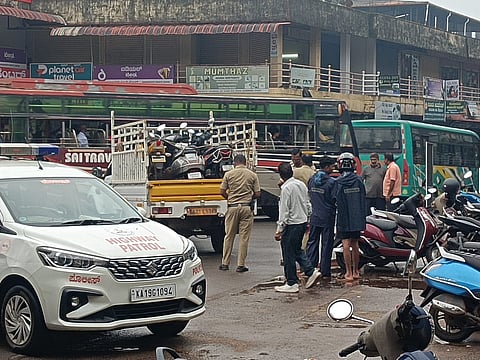 ಮೂಡುಬಿದಿರೆ ಬಸ್ಸ್ಟಾಂಡ್ನಲ್ಲಿ ಅಡ್ಡಾದಿಡ್ಡಿ ನಿಲ್ಲಿಸಲಾಗಿದ್ದ ಬೈಕ್ ಸಹಿತ ವಾಹನಗಳ ವಿರುದ್ಧ ಪೊಲೀಸರು ಶನಿವಾರ ಕಾರ್ಯಾಚರಣೆ ನಡೆಸಿದರು.