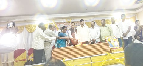 ಅಜ್ಜಂಪುರದಲ್ಲಿ ಏರ್ಪಡಿಸಿದ್ದ ತಾಲೂಕು ನಿವೃತ್ತ ಸರ್ಕಾರಿ ನೌಕರರ ಸಂಘದ ವಾರ್ಷಿಕ ಮಹಾಸಭೆಯನ್ನು ಜಿಲ್ಲಾ ಸಂಘದ ಅಧ್ಯಕ್ಷ ಗೋಪಾಲಕೃಷ್ಣ ಉದ್ಘಾಟಿಸಿದರು. ಅಣ್ಣಪ್ಪಸ್ವಾಮಿ, ಟಿ.ಶಿವಕುಮಾರಸ್ವಾಮಿ, ಎಸ್.ಎಲ್.ರಾಜಶೇಖರಯ್ಯ, ಕೃಷ್ಣಮೂರ್ತಿ, ಕಾಳಯ್ಯ ಇತರರಿದ್ದರು.