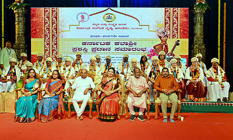 Eighteen achievers from various fields were honored at the Karnataka Kalashree award presentation ceremony held at Kalagrama. Senior litterateur Prof. S.G. Siddaramaiah, theatre personality Srinivas G. Kappanna, Department Director Dr. K.M. Vasundhara, and others were present.