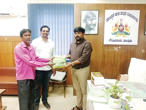 ಗೌರಿಬಿದನುರು ತಾಲೂಕಿನ ಕಚೇರಿಯಲ್ಲಿ ಹಮ್ಮಿಕೊಂಡಿದ್ದ ರೈತರಿಗೆ ಮೇವಿನ ಬೀಜದ ಮಿನಿ ಕಿಟ್ ವಿತರಣಾ ಕಾರ್ಯಕ್ರಮದಲ್ಲಿ ತಹಸೀಲ್ದಾರ್ ಕೆ.ಎಂ. ಅರವಿಂದ್, ತಾಲೂಕು ಪಶುಸಂಗೋಪನಾ ಇಲಾಖೆ ಸಹಾಯಕ ನಿರ್ದೇಶಕ ಡಾ.ಮಾರುತಿ ಇತರರು ಇದ್ದರು.