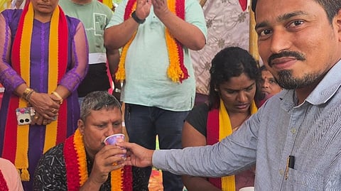ಉಡುಪಿ ಜಿಲ್ಲಾಸ್ಪತ್ರೆ ಆರಂಭಕ್ಕೆ ಆಗ್ರಹಿಸಿ ಪ್ರತಿಭಟನೆ ನಡೆಸುತ್ತಿದ್ದ ಕರವೇ ಕಾರ್ಯಕರ್ತರಿಗೆ ಎಡಿಸಿ ಅಬೀದ್ ಗದ್ಯಾಳ ತಂಪು ಪಾನೀಯ ನೀಡಿದರು.