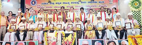 ಕಾಪು ತಾಲೂಕು ಕನ್ನಡ ಸಾಹಿತ್ಯ ಸಮ್ಮೇಳನ ಸಮಾರೋಪದಲ್ಲಿ ಸಾಧಕರನ್ನು ಸನ್ಮಾನಿಸಲಾಯಿತು. ಪ್ರಮುಖರಾದ ವಿನಯಕುಮಾರ್ ಸೊರಕೆ, ಕಿಶೋರ್ ಆಳ್ವ, ಸುರೇಂದ್ರ ಅಡಿಗ, ಡಾ.ವೈ.ಎನ್.ಶೆಟ್ಟಿ, ಮಮತಾ ಶೆಟ್ಟಿ, ಪುಂಡಲೀಕ ಮರಾಠೆ, ರತ್ನಾಕರ ಶೆಟ್ಟಿ ರವೀಂದ್ರನಾಥ್ ರಾವ್ ಮತ್ತಿತರರಿದ್ದರು.