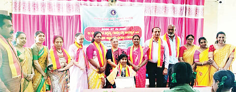 ವಿದ್ಯಾರ್ಥಿನಿ ಹರ್ಷಿತಾಗೆ ಕಡಗದಳು ಸರ್ಕಾರಿ ಪ್ರೌಢಶಾಲೆಯಲ್ಲಿ ಶನಿವಾರ ಕಸಾಪ ಆಯೋಜಿಸಿದ್ದ ಕಾರ್ಯಕ್ರಮದಲ್ಲಿ ದತ್ತಿ ಪುರಸ್ಕಾರ