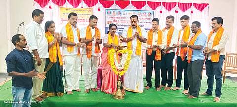 ಶಾಸಕಿ ಭಾಗೀರಥಿ ಮುರುಳ್ಯ ರಕ್ತದಾನ ಶಿಬಿರ ಉದ್ಘಾಟಿಸಿದರು. ಪ್ರಮುಖರಾದ ವೆಂಕಟ್ ವಳಲಂಬೆ, ರಾಕೇಶ್ ರೈ ಕೆಡೆಂಜಿ, ಪ್ರದೀಪ್ ರೈ ಮನವಳಿಕೆ ಮತ್ತಿತರರಿದ್ದರು.