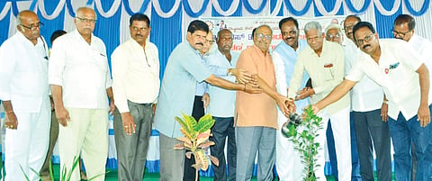 ಯಾದಗಿರಿಯಲ್ಲಿ ಭಾನುವಾರ ಆಯೋಜಿಸಿದ್ದ ಪಿಂಚಣಿದಾರರ ಜಿಲ್ಲಾ ಸಮಾವೇಶವನ್ನು ಮುಖ್ಯ ಸಂಯೋಜಕ ರಮಾಕಾಂತ ನರಗುಂದ ಉದ್ಘಾಟಿಸಿದರು. ಸಿದ್ದನಗೌಡ ಚೆನ್ನೂರು, ಕೆ.ಟಿ.ಜಾಧವ್ ಇತರರಿದ್ದರು.