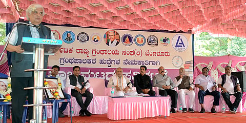 Veteran actor ‘Mukhyamantri’ Chandru, Prof. K.E. Radhakrishna, Association President Dr. S.L. Kadadevaramath, and others participated in a protest organized by the State Library Association at Freedom Park to press for the fulfillment of various demands.