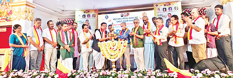 ಬ್ರಹ್ಮಾವರ ತಾಲೂಕು ಐದನೇ ಕನ್ನಡ ಸಾಹಿತ್ಯ ಸಮ್ಮೇಳನದಲ್ಲಿ ಸಾಹಿತಿ ನರೇಂದ್ರ ಕುಮಾರ್ ಕೋಟ ಮಾತನಾಡಿದರು. ಪ್ರಮುಖರಾದ ಪಾ.ಚಂದ್ರಶೇಖರ್ ಚಡಗ, ಆನಂದ್ ಸಿ.ಕುಂದರ್, ನಿಲಾವರ ಸುರೇಂದ್ರ ಅಡಿಗ ಇದ್ದರು.