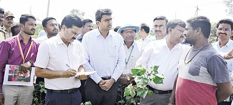 ಕೇಂದ್ರದ ಬರ ಅಧ್ಯಯನ ತಂಡದ ಡಾ.ಮನ್ಸಿಂಗ್, ಅಧೀನ ಕಾರ್ಯದರ್ಶಿ ಪಾರ್ಥಪಾಲ್ ಹಾಗೂ ರಾಕೇಶಕುಮಾರ ಭಾನುವಾರ ಶಹಾಪುರ ತಾಲೂಕಿನ ಗುಂಡಳ್ಳಿಯಲ್ಲಿ ಹಾನಿಯಾದ ಹತ್ತಿ ಬೆಳೆ ಪರಿಶೀಲಿಸಿದರು. ಡಿಸಿ ರಾಹುಲ್ ಪಾಂಡ್ವೆ, ಜಂಟಿ ಕೃಷಿ ನಿರ್ದೇಶಕ ರತೇಂದ್ರನಾಥ ಸೂಗುರ ಇತರರಿದ್ದರು.