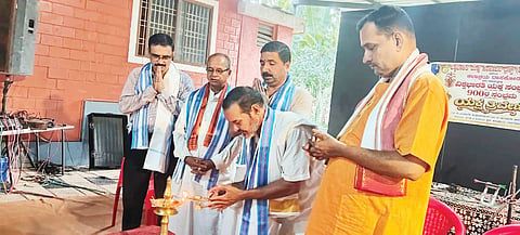 ಯಕ್ಷತ್ರಿವೇಣಿ ತಾಳಮದ್ದಳೆ ಕಾರ್ಯಕ್ರಮಕ್ಕೆ ಸಜೀಪ ಮಾಗಣೆ ತಂತ್ರಿ ಎಂ.ಸುಬ್ರಹ್ಮಣ್ಯ ಭಟ್ ಚಾಲನೆ ನೀಡಿದರು. ಕಶೆಕೋಡಿ ಸೂರ್ಯನಾರಾಯಣ ಭಟ್, ಹರೀಶ ಮಾಂಬಾಡಿ ಮತ್ತಿತರರು ಇದ್ದರು.